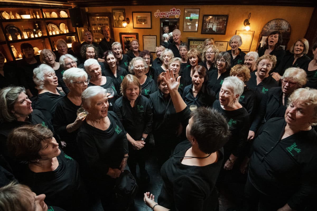gruppo di cantanti corali in un pub di Cork