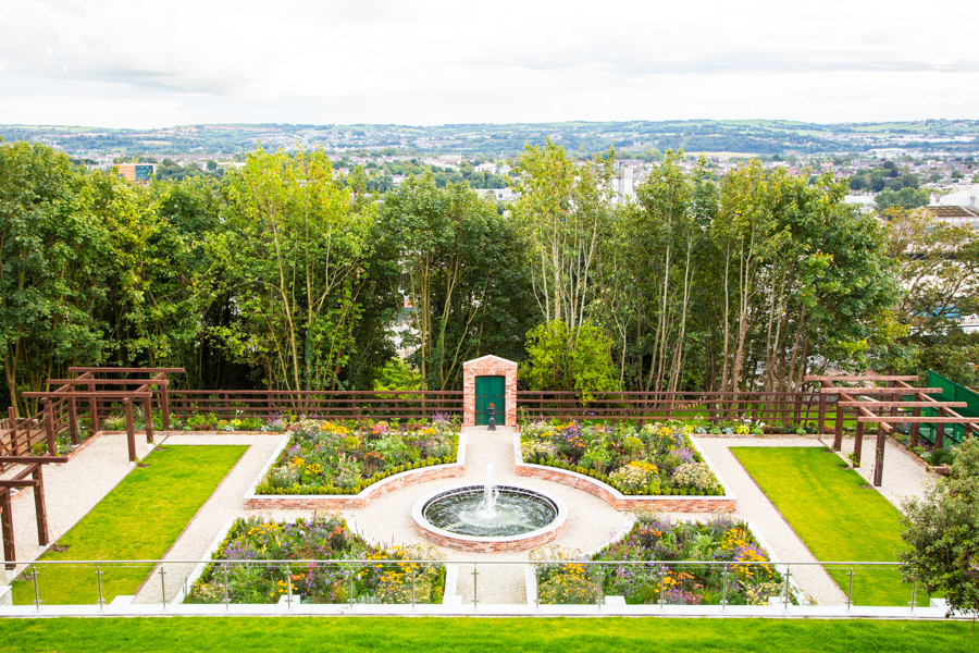 A Montenotte Hotel nagy kertje