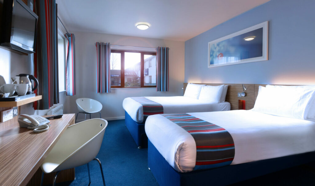 спалня в Travelodge Cork