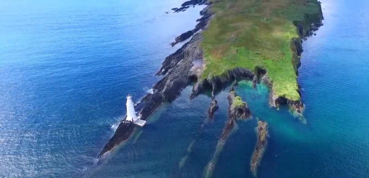 foto aerea di una penisola selvaggia sulla costa occidentale di Cork