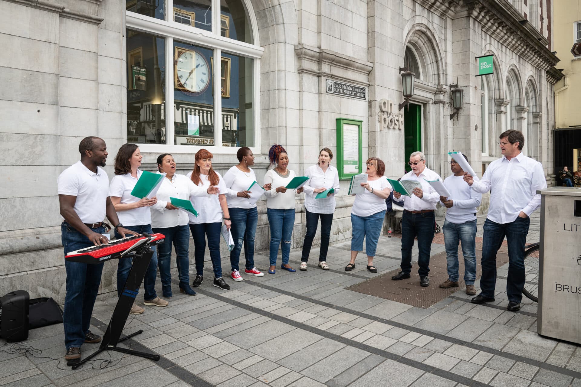 Coro che canta all'ufficio postale di Cork