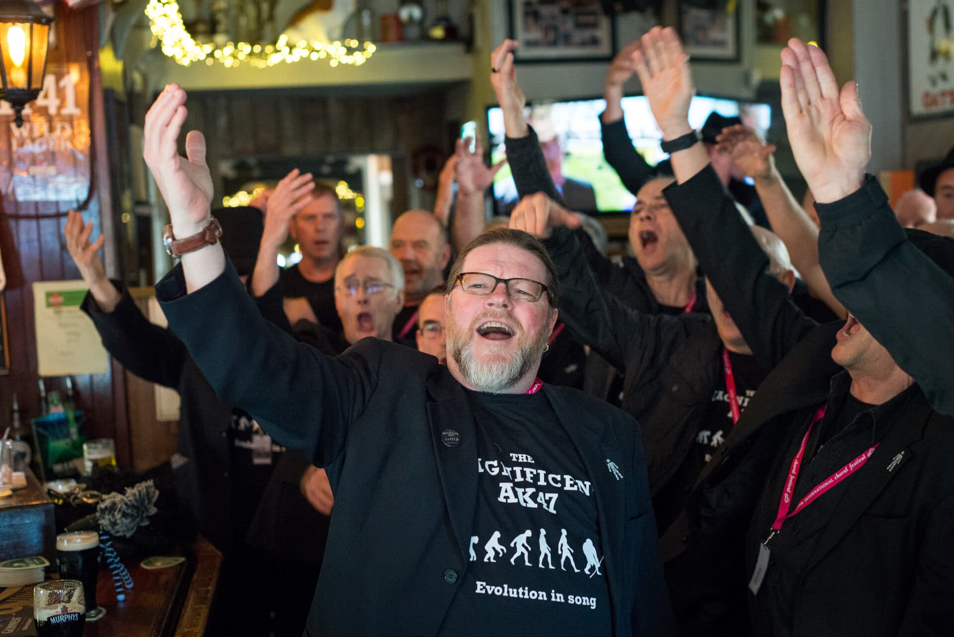 Coro non competitivo che si esibisce nel pub di Cork