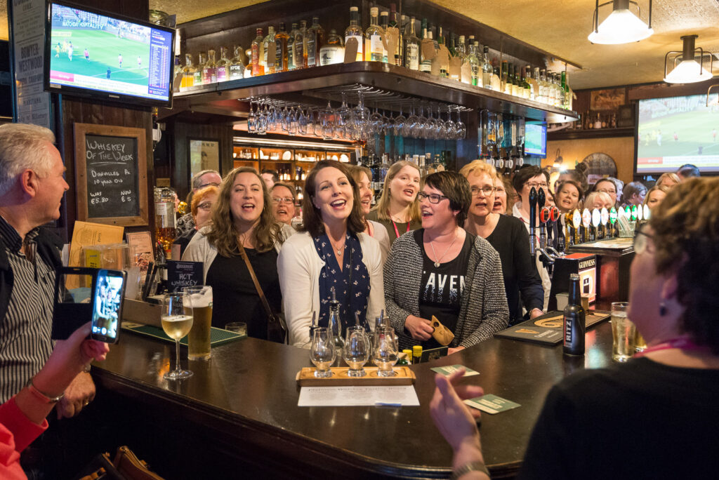 Cantores de coral se apresentando em um pub local