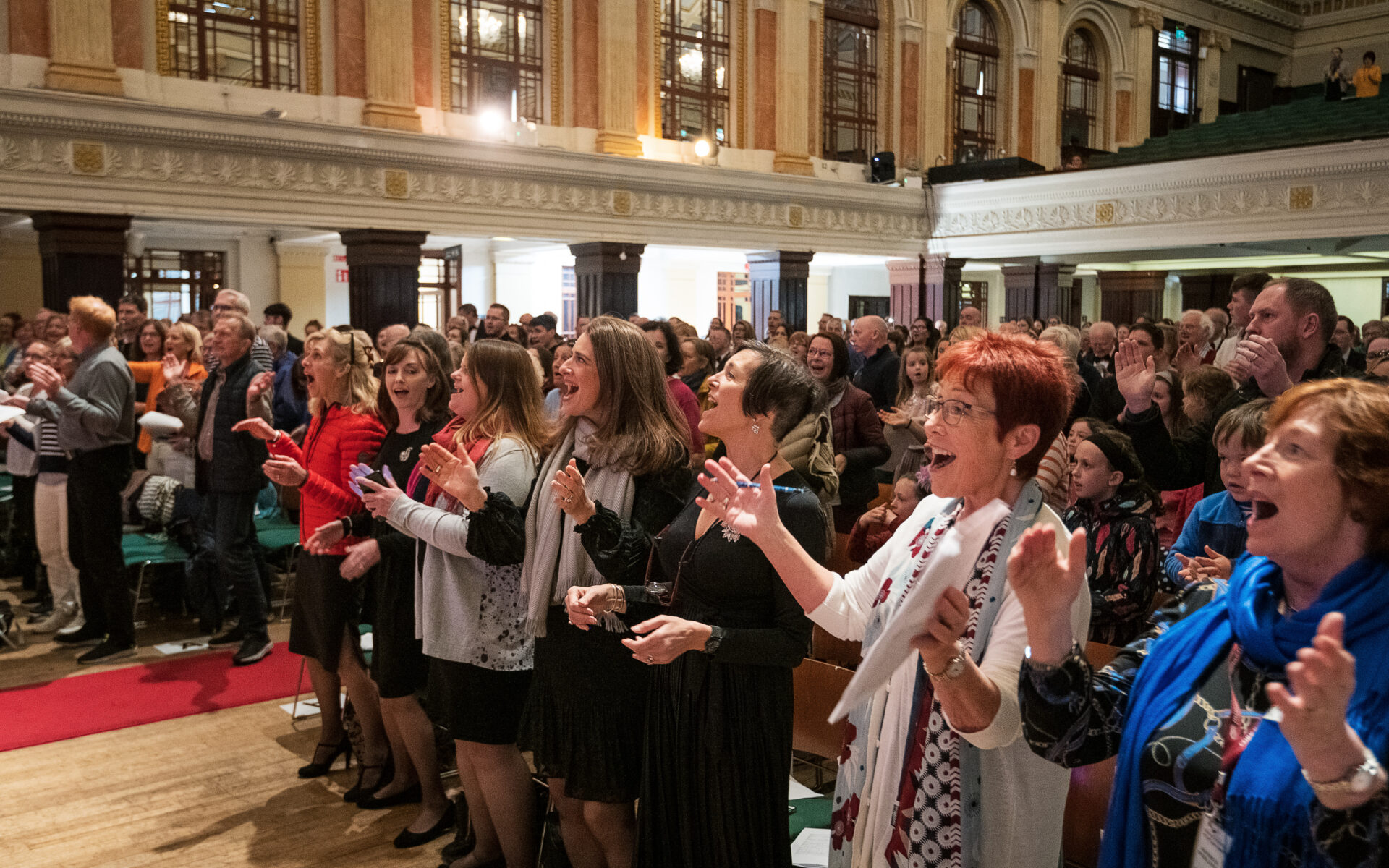 Animando o público no Big Sing em Cork City Hall