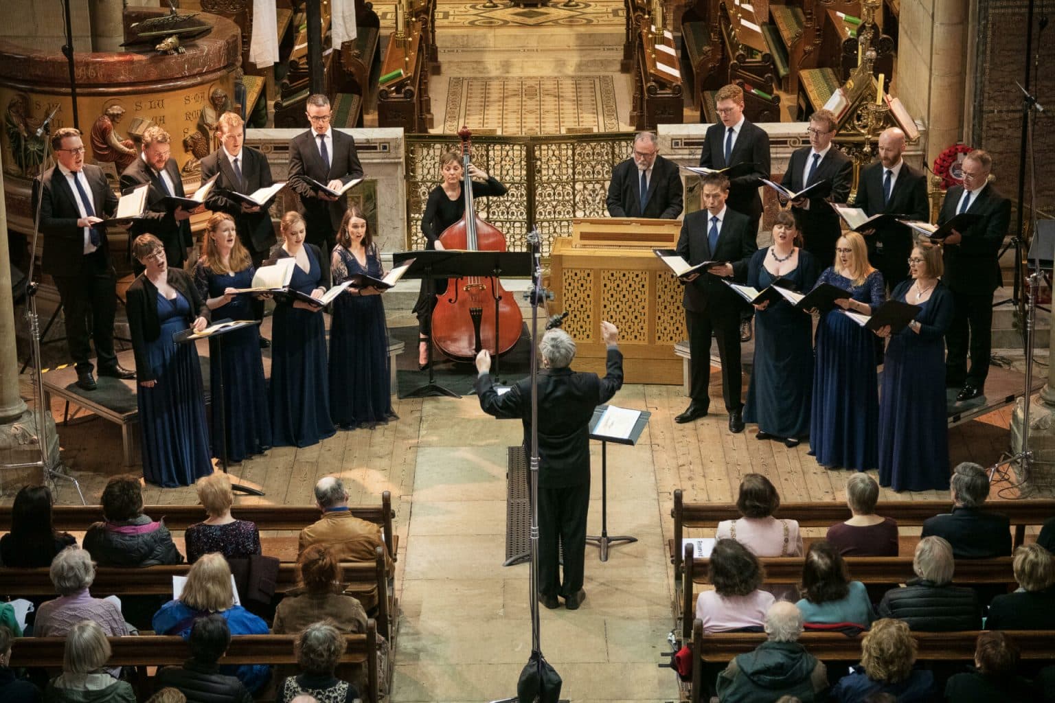 foto di concorsi in cui Cork accoglie cori da tutto il mondo per un programma di concerti di gala, concerti scolastici, concorsi nazionali e internazionali e spettacoli di livello mondiale, mentre migliaia di partecipanti animano la città per una celebrazione della musica corale in tutte le sue molteplici forme.