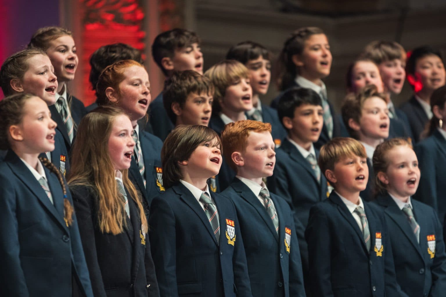 foto delle competizioni scolastiche nazionali in cui il coro scolastico che riceve il punteggio complessivo più alto nelle competizioni nazionali per le scuole viene nominato coro scolastico irlandese del festival e premiato con il trofeo John Cunningham