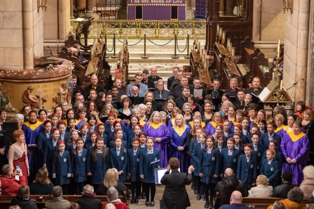 2022 Jul ved katedralen- Finale, kor synger Joy To The World