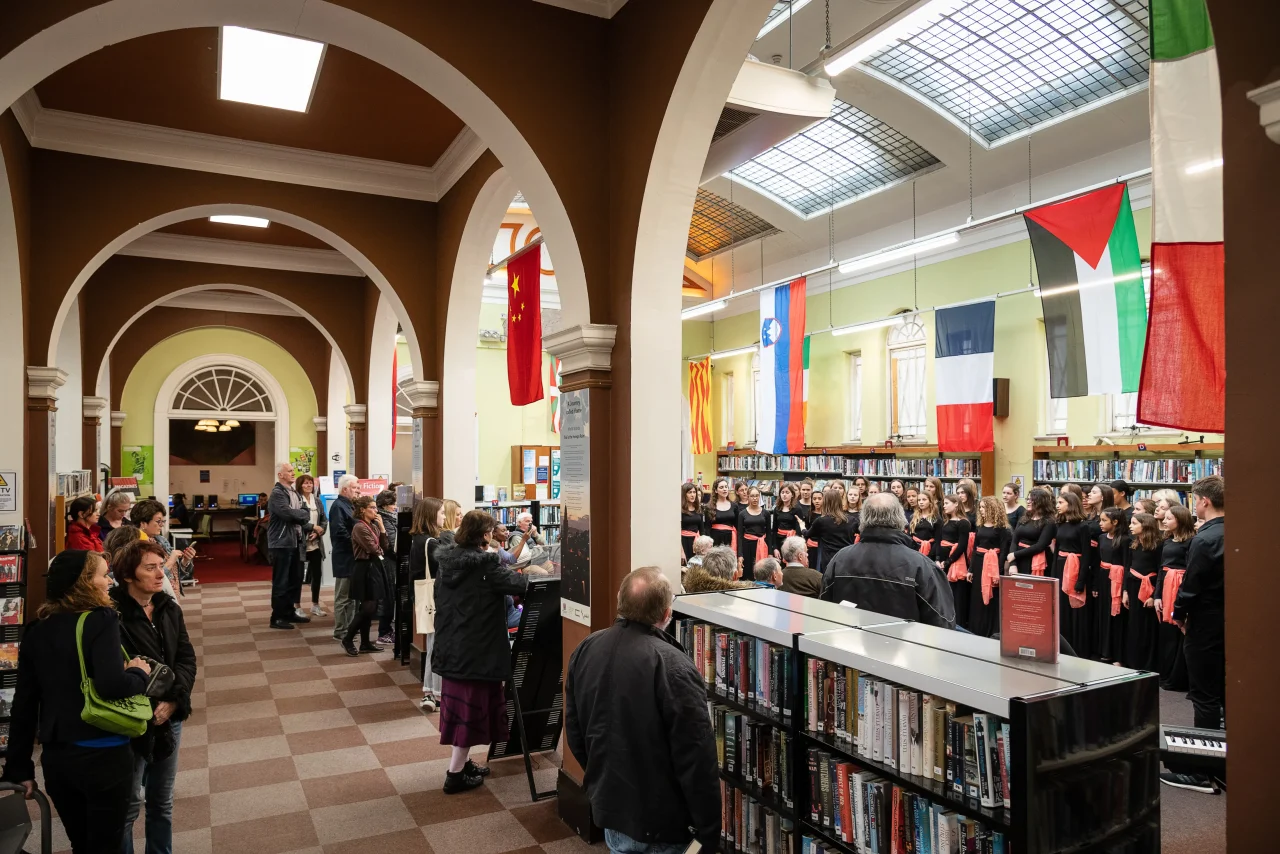 Esibizione del coro presso la biblioteca civica di Cork.