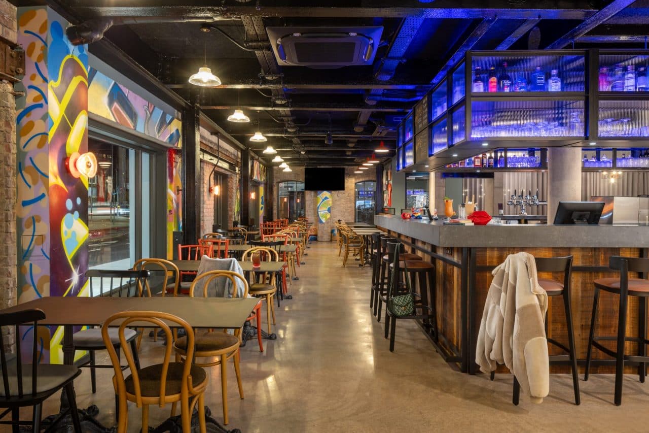 Foto dell'area bar del Moxy Hotel