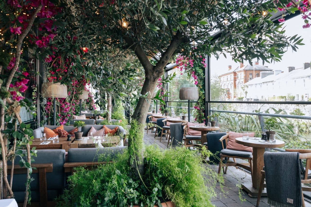 foto del bar e ristorante all'aperto del fiume Lee