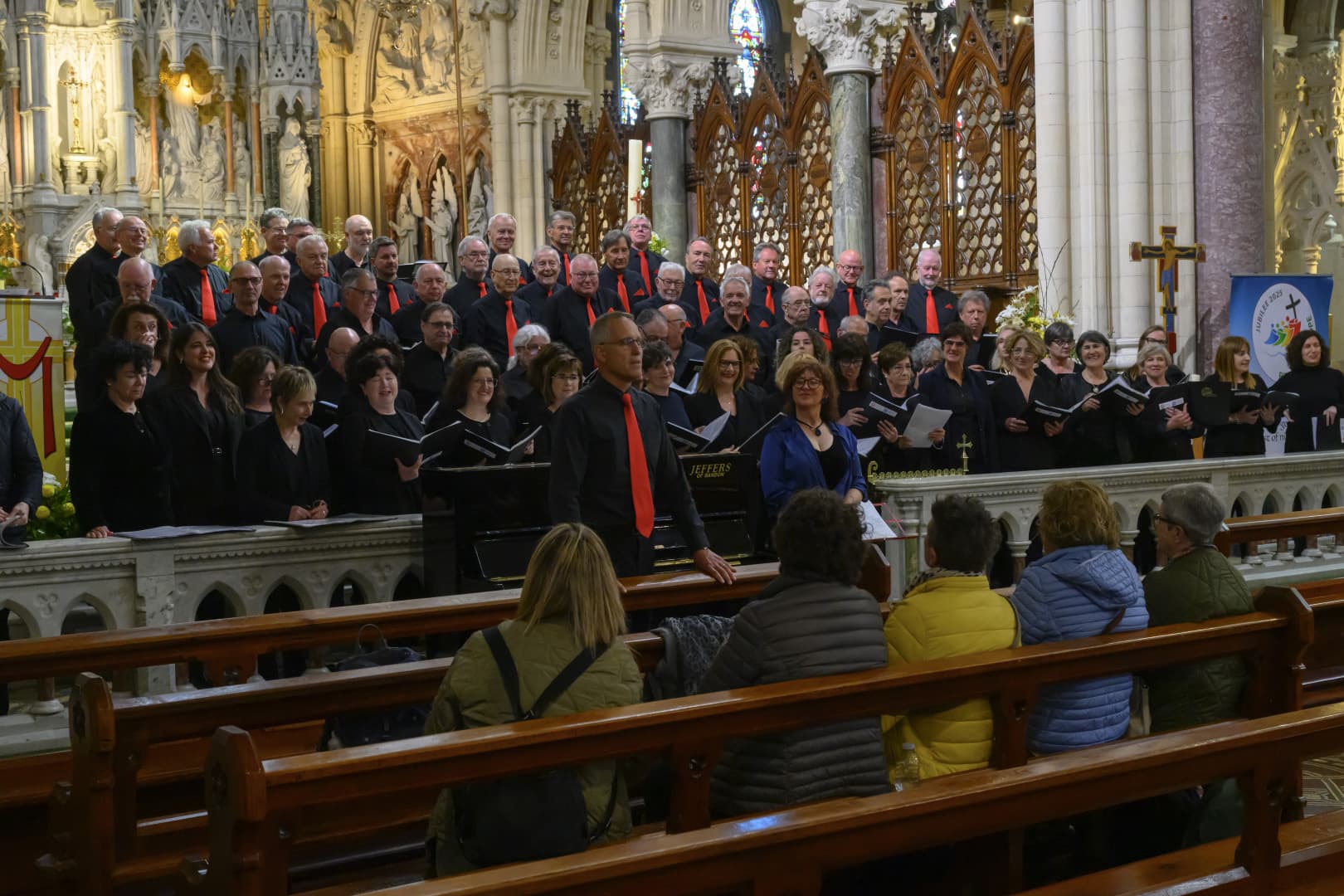 fotografie vystupujícího sborového souboru