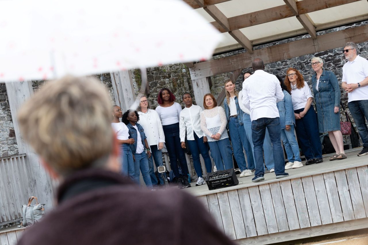 Immagine in evidenza per l'articolo del Cork International Choral Festival: Il Comune di Cork lancia il programma di spettacoli di strada per l'estate 2026