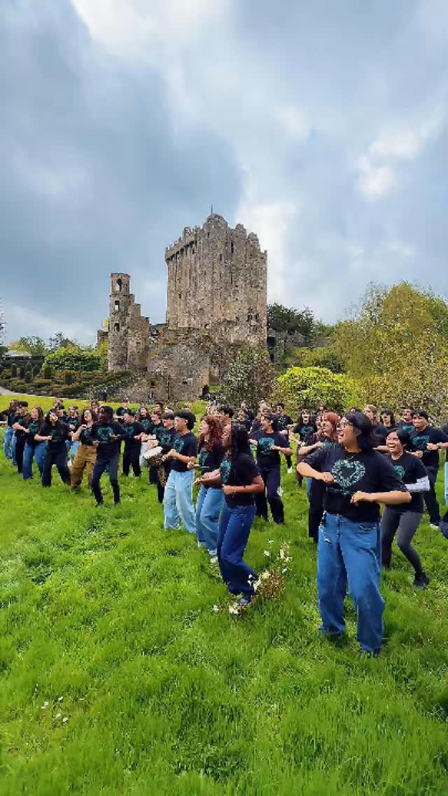 Non ci sono parole per descrivere la gioia e l'energia che il @vancouveryouthchoir porta in ogni luogo in cui si esibisce...